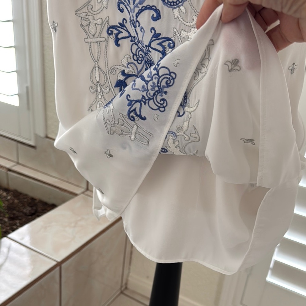 White House Black Market White and Blue Blouse - Picture 9 of 10